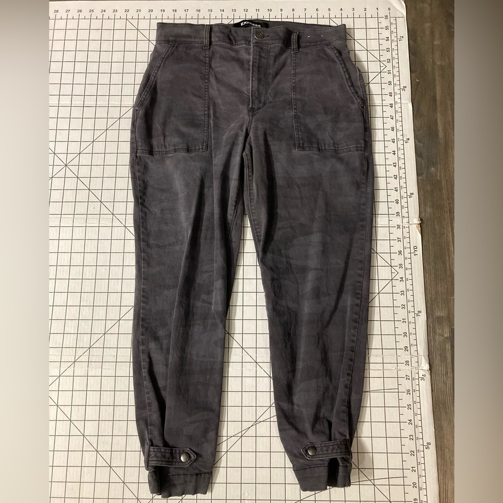 Express Stretch Women’s Size 10 Cropped Straight High Rise Camo Pants